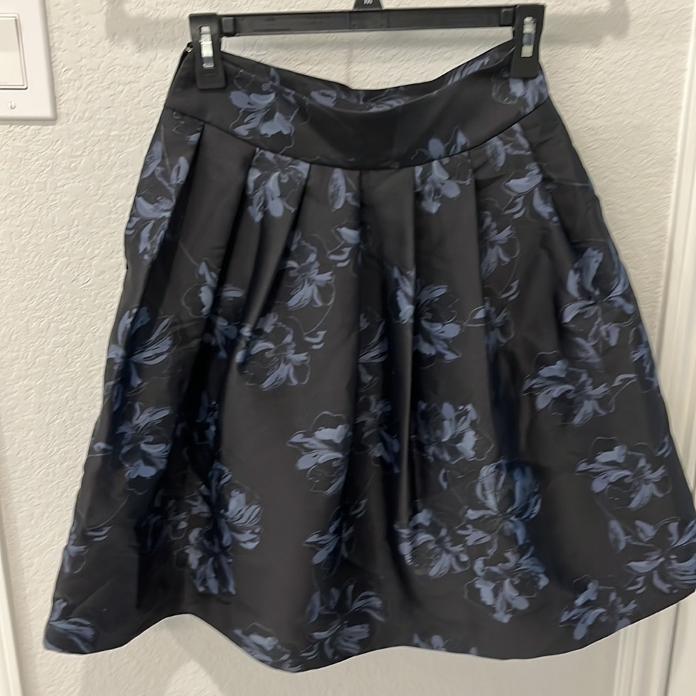 Ann Taylor Full Flower Skirt Size 0P - Picture 4 of 5